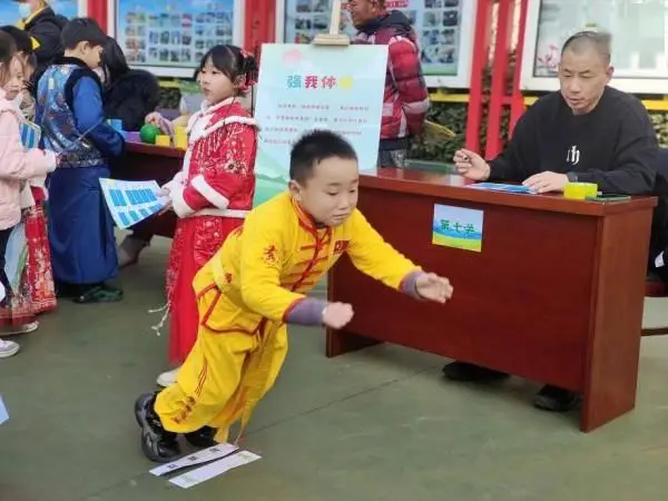用刀砍人的游戏_手机砍筷子游戏_机器灵砍菜刀游戏