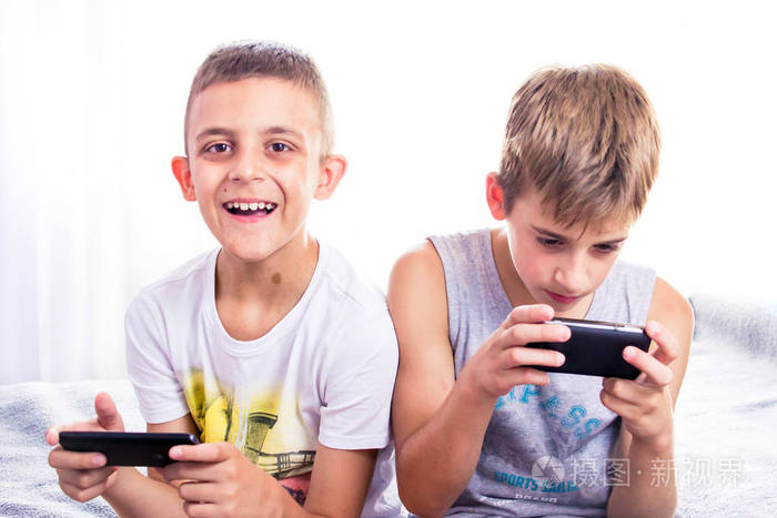 小孩玩手机看游戏怎么教育_小孩玩手机看游戏怎么办_5岁小孩看手机玩游戏