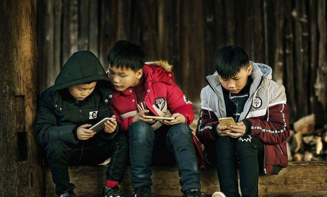 初一玩手机游戏孩子怎么教育_初一孩子玩手机游戏_初一的孩子沉迷于手机游戏